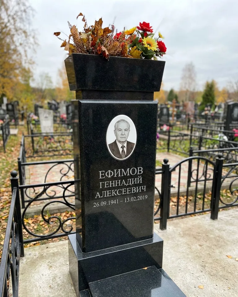 Двойной семейный памятник под ключ с портретами в Набережных Челнах