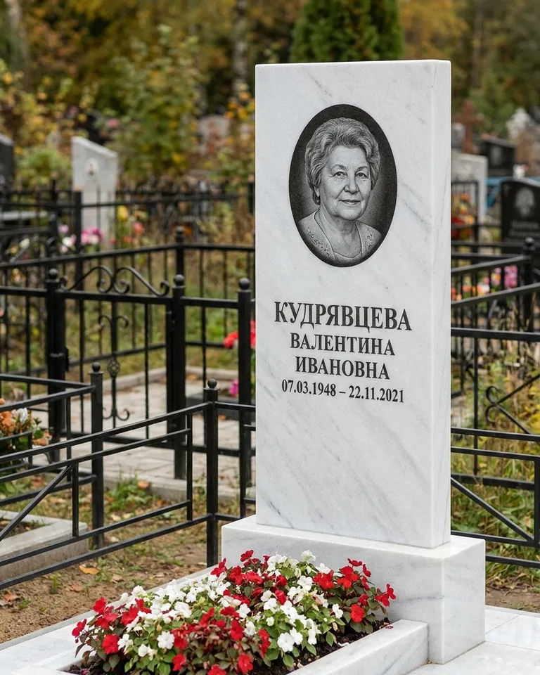 Двойной памятник под ключ с цоколем и плиткой в Набережных Челнах