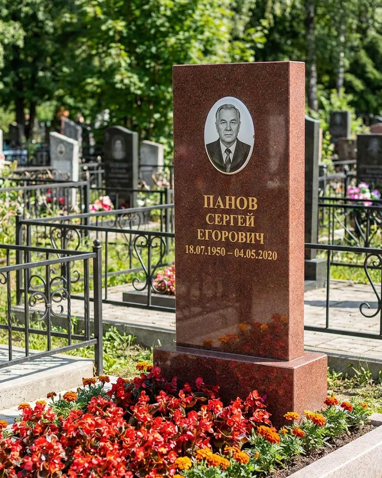 Двойной серый памятник под ключ с вазой в Набережных Челнах