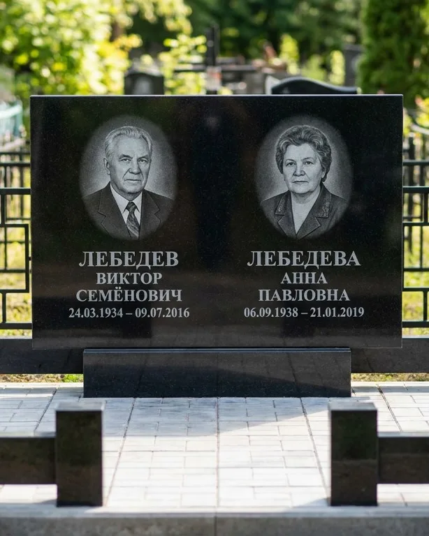 Памятник под ключ из красного гранита в Набережных Челнах