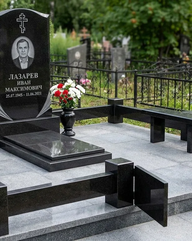 Памятник под ключ зимой с венком в Набережных Челнах
