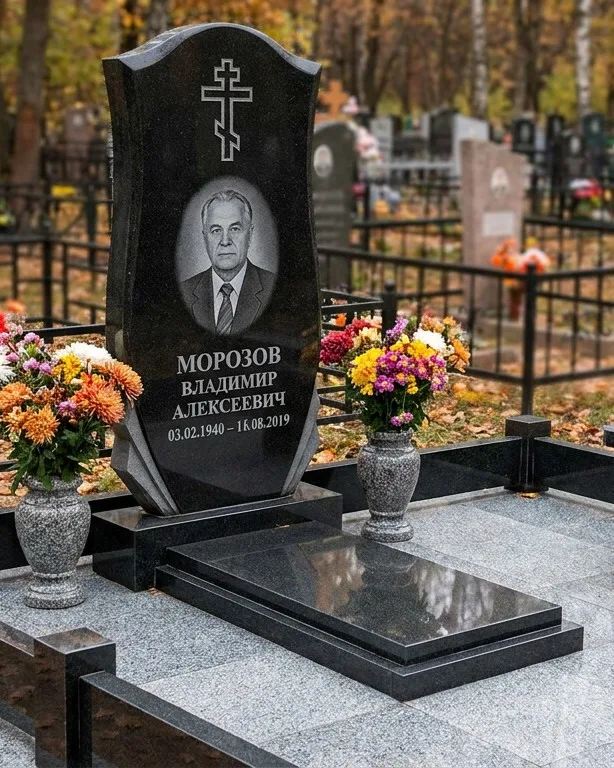 Памятник под ключ со скамьёй и мощением в Набережных Челнах
