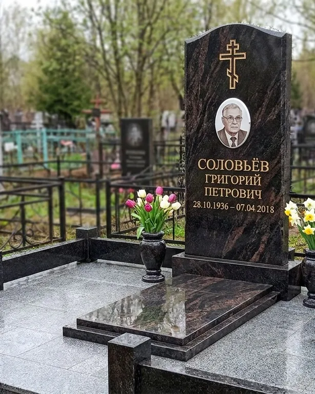 Памятник под ключ с гранитным цоколем и вазой, осень в Набережных Челнах