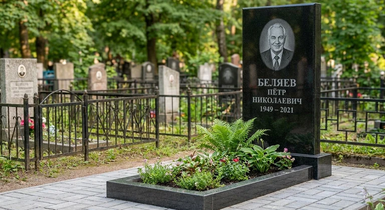 Памятник под ключ в Набережных Челнах — гранитная стела с цветником и благоустройством, установлен под ключ