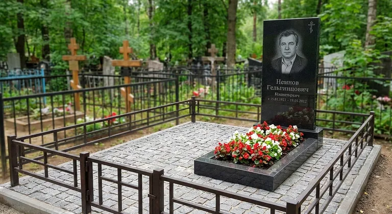 Памятник под ключ с цветником и благоустройством в Набережных Челнах