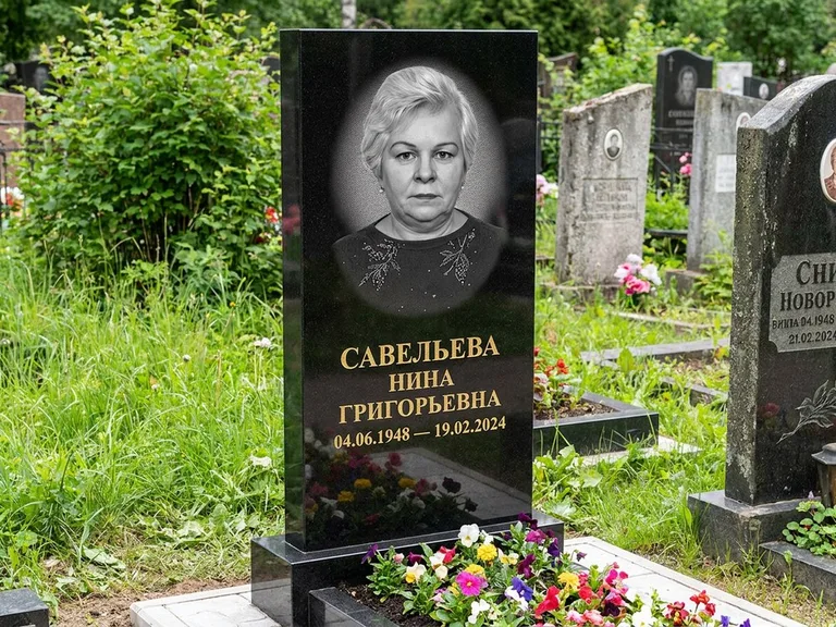 Портрет на памятнике в Набережных Челнах — Паспортное фото восстановили и награвировали на чёрной стеле