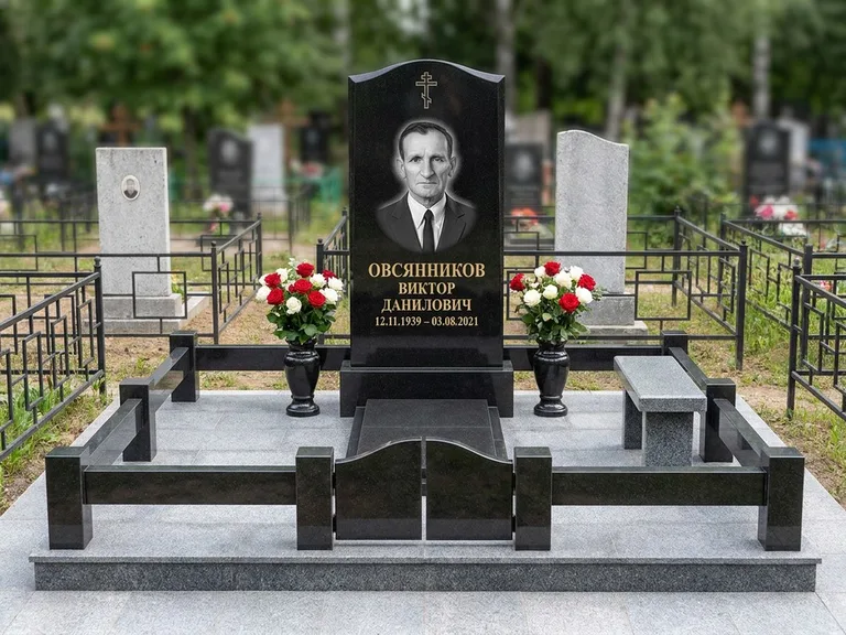 Портрет на памятнике в Набережных Челнах — Старый снимок → гравировка на премиум-комплексе с плиткой и оградой