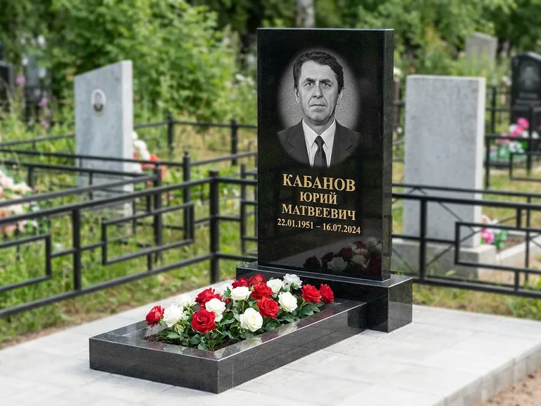 Портрет на памятнике в Набережных Челнах — Старый снимок → гравировка на вертикальной стеле