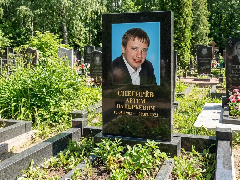 Портрет на памятнике в Набережных Челнах — Цветное фото → прямоугольная фотокерамика на чёрном граните