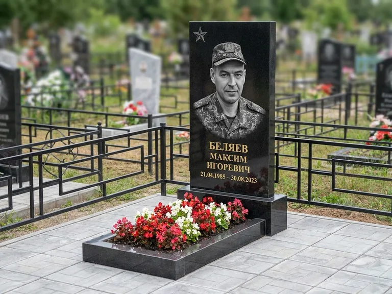 Портрет на памятнике в Набережных Челнах — Военное фото → цветная фотокерамика, гравированная звезда
