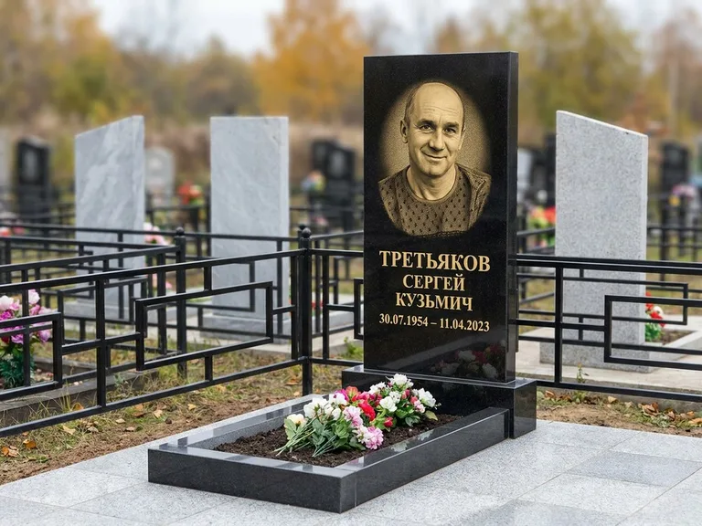 Портрет на памятнике в Набережных Челнах — Восстановленный портрет → гравировка на вертикальной стеле