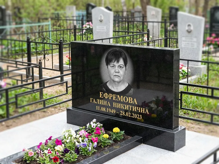 Портрет на памятнике в Набережных Челнах — Ч/б портрет → гравировка на горизонтальном памятнике