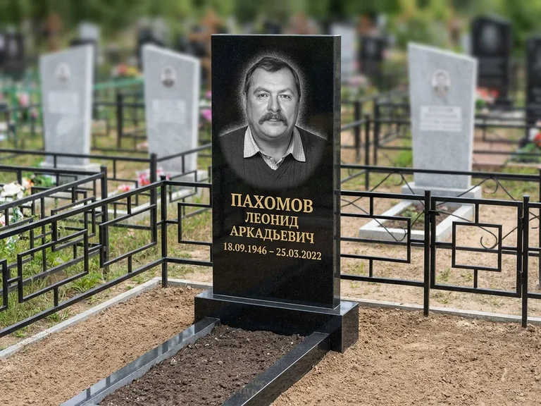 Портрет на памятнике в Набережных Челнах — Маленькое фото → гравировка на простом бюджетном памятнике