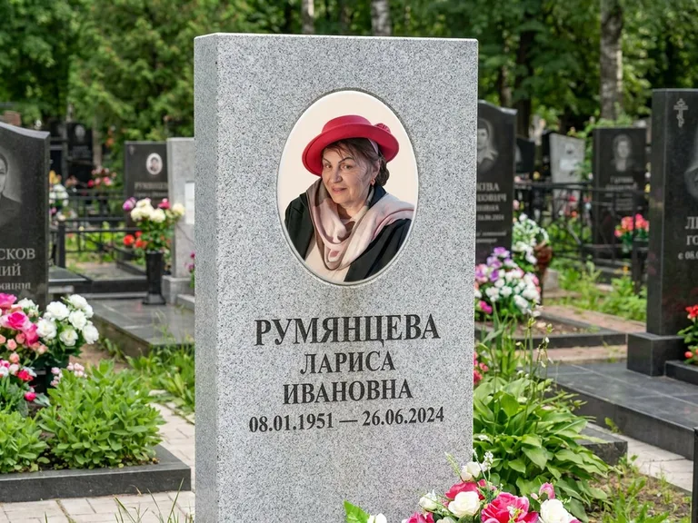 Портрет на памятнике в Набережных Челнах — Цветной портрет → овальная фотокерамика на светлом камне
