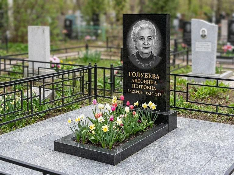 Портрет на памятнике в Набережных Челнах — Выцветший скан восстановили и награвировали на стеле
