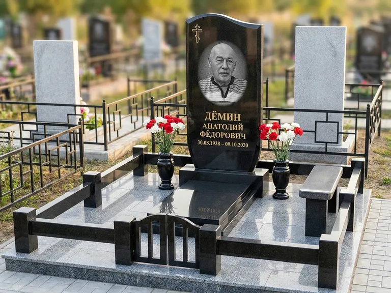 Портрет на памятнике в Набережных Челнах — Реставрация → гравировка на премиум-комплексе