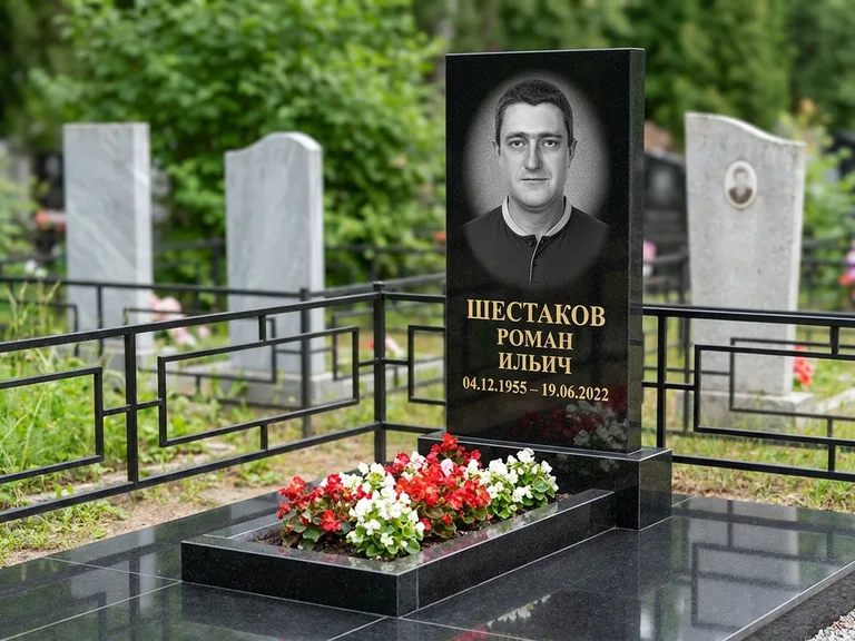 Портрет на памятнике в Набережных Челнах — Ч/б портрет → гравировка на стеле