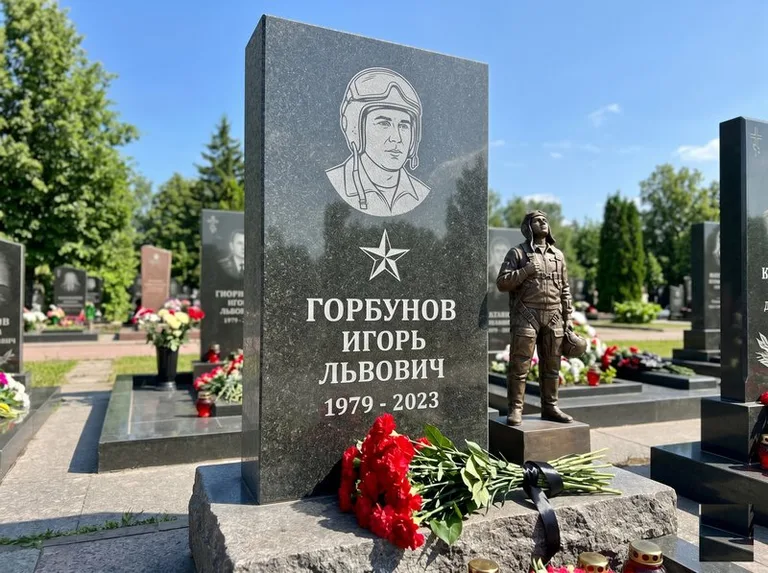 Гранитная фигура лётчика на памятнике военному со звездой в Набережных Челнах
