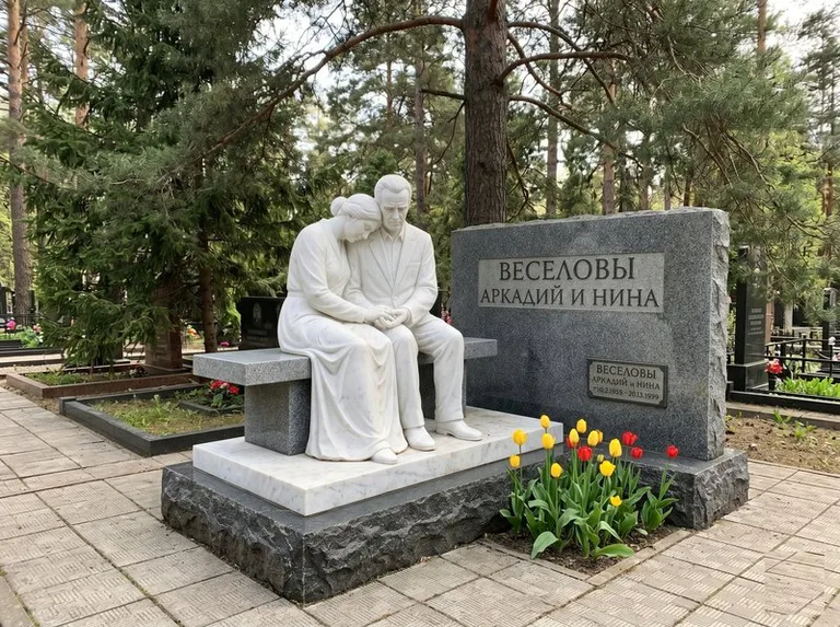 Мраморная скорбящая пара на эксклюзивном мемориале в Набережных Челнах
