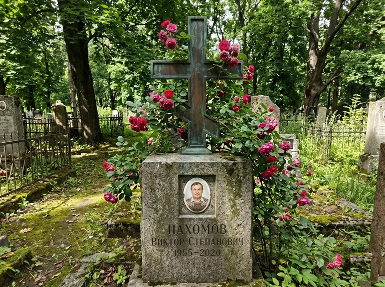Бронзовый крест с розами на гранитной плите в Набережных Челнах