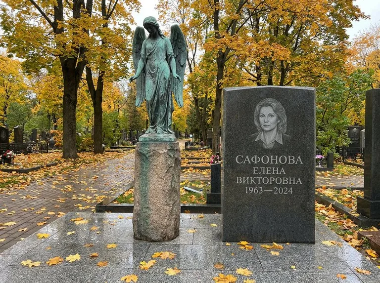 Бронзовый ангел на колонне рядом с памятником в Набережных Челнах