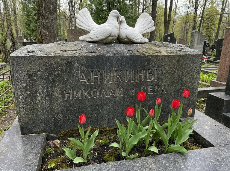 Пара голубей из литьевого мрамора на гранитной плите в Набережных Челнах