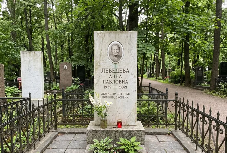 Уборка могилы до и после осенью — городское кладбище в Набережных Челнах