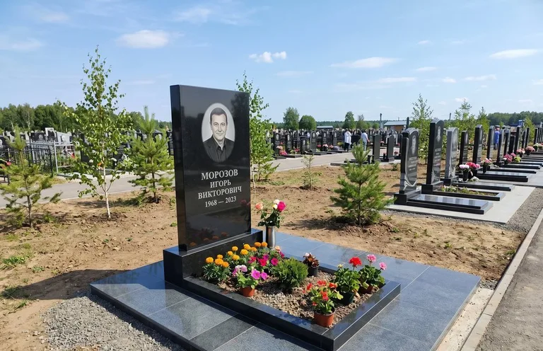 Уборка могилы со скамьёй до и после в Набережных Челнах