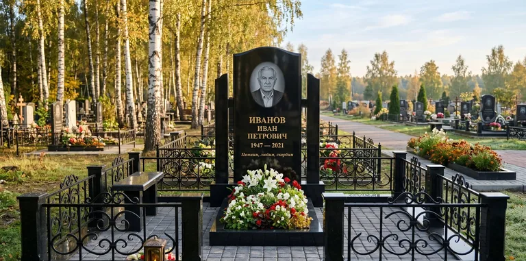 Мемориальный комплекс с цветником и оградой в Набережных Челнах