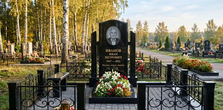 Установка памятника на могилу под ключ в Набережных Челнах — гранитный мемориальный комплекс, ограда, плитка, благоустройство