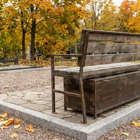 Скамья с встроенным ящиком для инвентаря