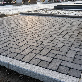 Гранитная плита мощения с ровной пиленой кромкой