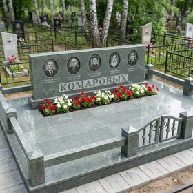 Семейный памятник из серо-зелёного гранита на пять человек
