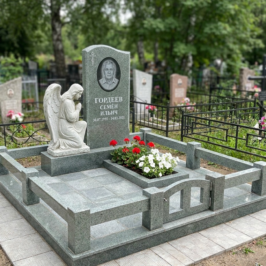 Пример дизайна: Памятник из серо-зелёного гранита с коленопреклонённым ангелом — фото и цена