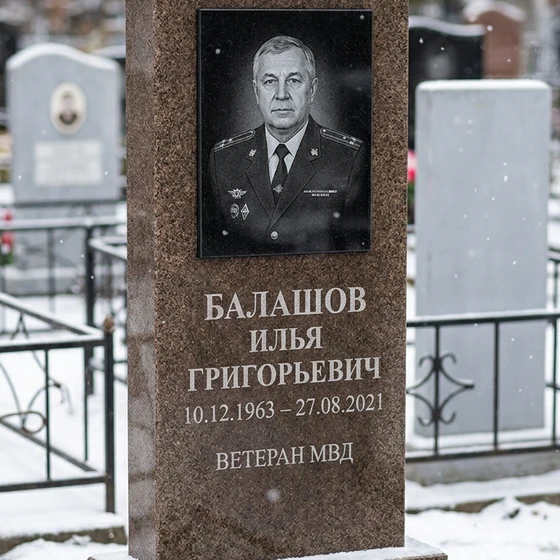 Памятник ветерану МВД из коричневого гранита