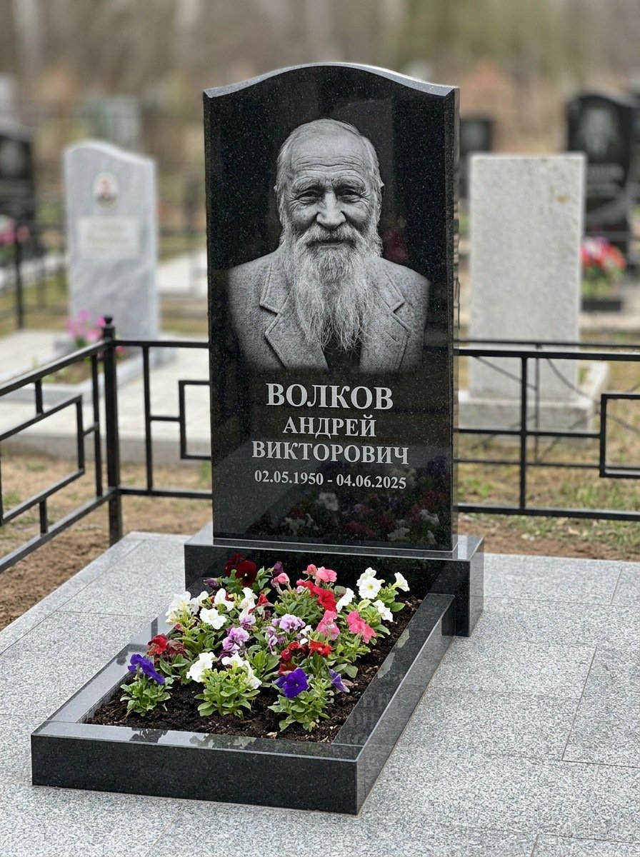 Портрет на памятнике в Набережных Челнах — Старый снимок восстановили, портрет по грудь — гравировка